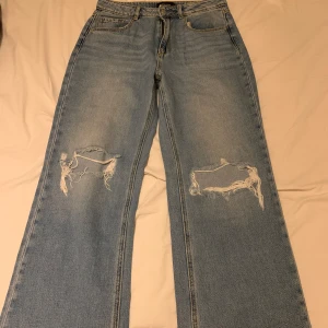 Medium wash denim jeans - Ett par högmidjade baggy/wide leg jeans. Har köpt dom från vero moda för 500kr. Har använt dom men dom ser fortfarande helt nya ut, ingeting är förstört!