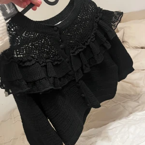 Tröja - Säljer denna fina stickade tröja/kofta som är lite kortare men jättefin💕i nyskick och slutsåld💕