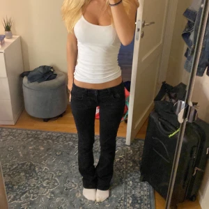 Svarta Ltb jeans  - Snygga svarta jeans från ltb. Lågmidjade och bootcut. Storlek w25 L34 men uppsydda i byxorna så innerbenslängden är 77cm. Väldigt stretchiga och bekväma!