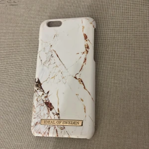 Ideal of sweden mobilskal för iPhone 6.  - Bra skick förutom att det är lite lim på framsidan men inget är förstört eller något. Säljer för 150kr❤️