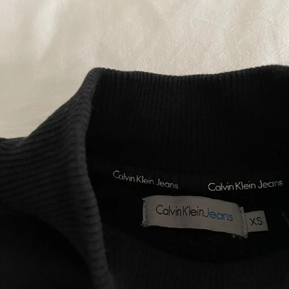 Sparsamt använd collegetröja från Calvin Klein. Nypris 1200kr. Mycket gott skick. Säljer då den inte kommer till användning. Tveka inte att ta kontakt vid frågor eller för fler bilder! 🥰. Hoodies.