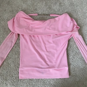 En jätte fin rosa blus som jag aldrig användt - Den är i helt perfekt skick inget sönder, inget missfärgat, inget smutsigt allt helt perfekt