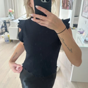Topp  - Topp från zara i storlek XS. Volanger vid ärmarna. Fint skick🖤