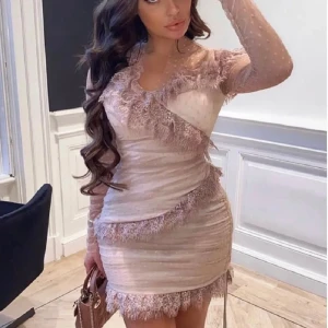 Dennis maglic klänning - Super fin kläning, perfekt till din födelsedag eller för en utekväll. Klänningen är i storlek XS och använd 2 gånger.