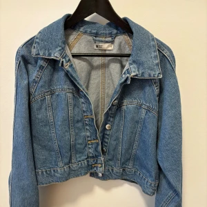 Jeans jacka - Säljes denna jeans jackan pga att jag ej använder den längre. Använd 2-3 gånger och är som ny! Köpt från gina.