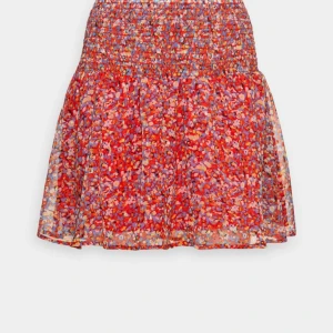 Only kjol! - En jätte fin kjol från only! Använd ungefär 1-2 ggr så den är i mycket bra skick! Nypris 339kr men säljer för 100kr då jag behöver rensa min garderob🥰storleken är xxs men skulle säga att den passar xs-s också!