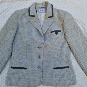 Weinberg Paris blazer - En blazer i en vacker grön färg, den är i bra skick förutom några fåtal hål jag endast såg när jag tittade närmare. Hålet på baksidan ärmen är det största hålet jag såg efter en närmare inspektion annars såg jag också tre pyttesmå hål.