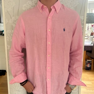 Ralph Lauren skjorta  - Nu säljer jag denna fräscha linne skjortan från Ralph Lauren som jag köpte i Usa. Skjortan är inprincip ny skick då jag använde den en gång när jag var där, skick 10/10. Nypris är cirka 2000 och nu säljer jag den för 699. Tröjan är i M fast sitter L