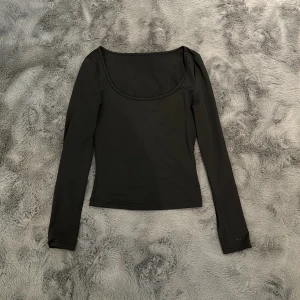 Svart Långärmad  - Varan är från Shein. Den är urringad och tajt. Stl XXS