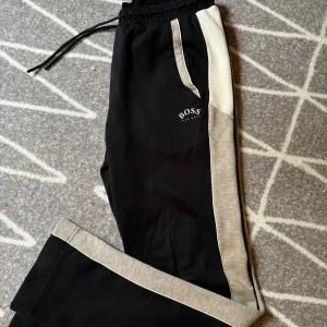 Hugo Boss Mjukisar - Hugoboss mjukisar använda i en sommar, storlek M. Jätte bra skick 9/10 fina och fräscha