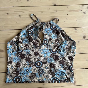 Blommig blus/linne från bikbok stl: s - Superfin linne/blus från bikbok med ett härligt blommigt mönster, använd fåtal gånger, storlek s.