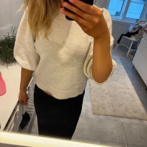 Stickad tröja - Säljer denna fina stickade tröja med puffade ärmar❤️ jättefin och det finns inga defekter! ❤️