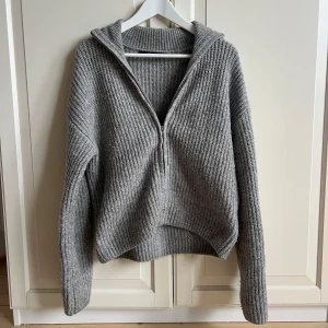 Stickad siptröja från bikbok stl: xs-s  - Jättefin grå stickad tröja från bikbok med dragkedja, använd ytterst lite, storlek xs men passar även s.