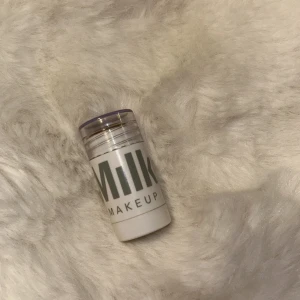 Milk bronzer - Använder inte, för ljus för mig Den som alla andra milks sticksen går inte rulla upp, men lägger man den i frysen i 5 minuter kan man rulla ipp den utan problem. Har använt den några gånger ca 85/90% kvar av den  Pris kan diskuteras, nypris 279kr