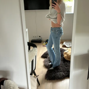 Jeans - Säljer dessa jeans från Grunt. Säljer dessa jeans då jag har växt ut🥰Jag vet inte den exakta storlek men de ör lite för små o jag är 160cm❤️