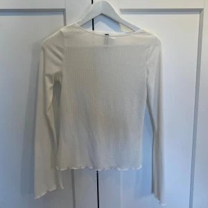 Tunn tröja - Vit tunn tröja från H&M, använd några gånger.  Storlek S.💕 Säljer då den inte används.