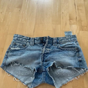 Jeansshorts från Pull & Bear  - Jättefina shorts som är använda endast fåtal gånger strl 38 passar på mig som har s/m i byxor