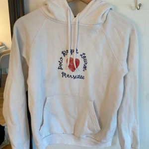 Ralph lauren hoodie - Så fin hoodie från ralph lauren med jättefint tryck som tyvärr blivit för liten, köptes för runt 1000. Storlek S men skulle säga att den är mer som xs