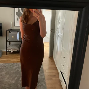 Så fin satinklänning - Endast använd en gång på min pappas bröllop! Koppar färg!