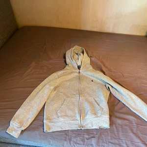 Ralph lauren - Säljer min Ralph Lauren tröja. Väldigt bra skick, storlek m 10-12. Passar ungefär än dom är 164. Pris kan diskuteras.