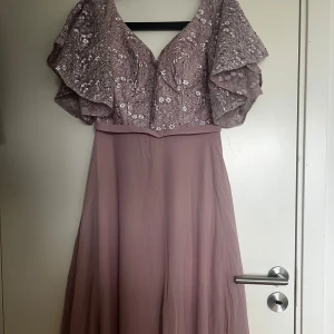 Festklänning  - Super fin festklänning som jag enbart har använt en gång ✨ Storlek 34-36 🫶🏽 Bara att hör av sig om ni vill ha fler foton 💞