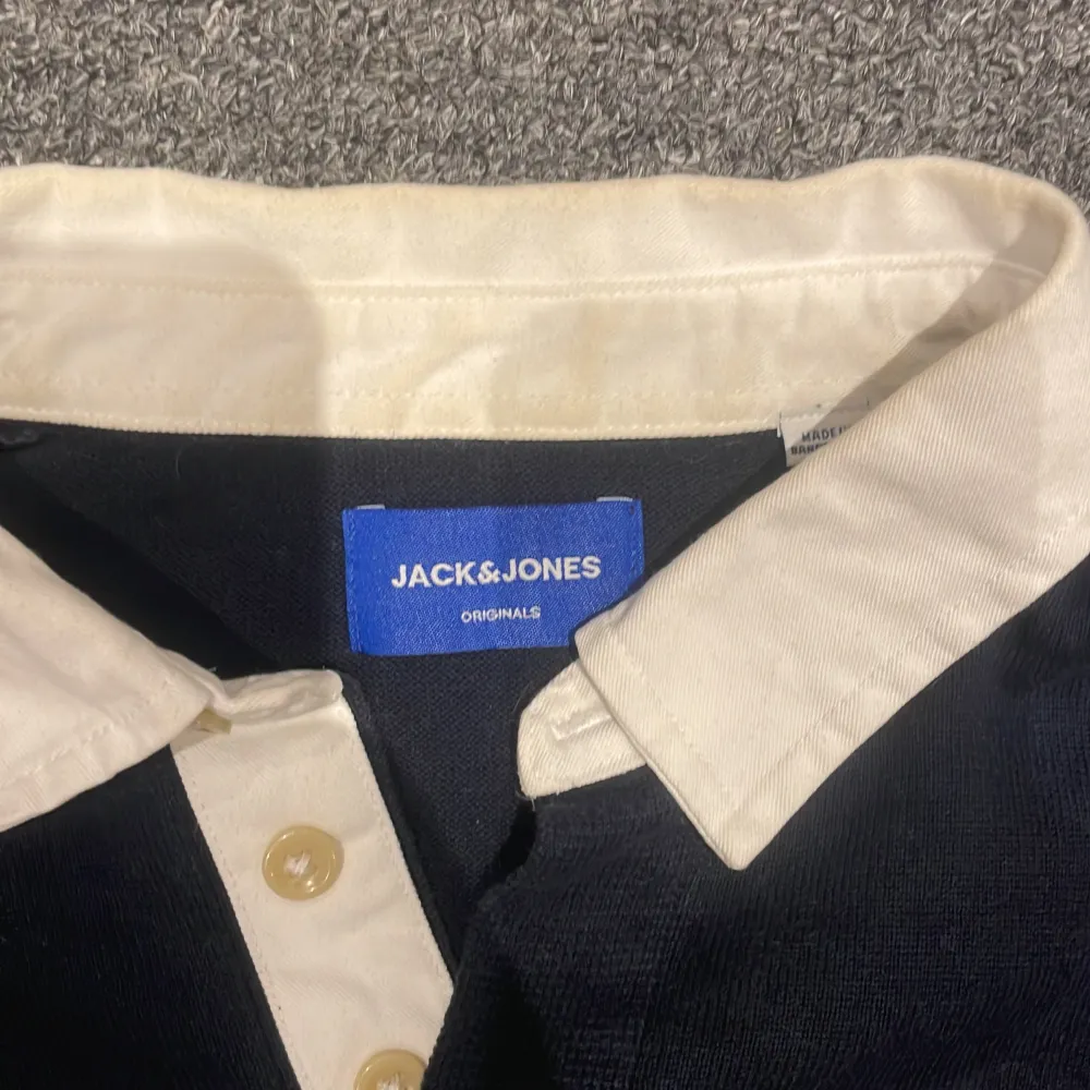 Storlek L  Färg svart blå Märke jack and jones Skick 9/10 Vid snabb affär billigare pris . Tröjor & Koftor.