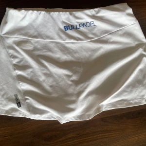BULLPADEL KJOL - Använd fåtal gånger. Fint skick! 