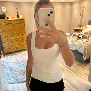 Vitt linne - Säljer detta vita linne ifrån Zara eftersom att det inte kommer till användning.