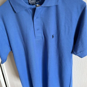 Ralph Lauren pike (polo) - Mått: L det är en polo tröja i färgen blå helt ny 