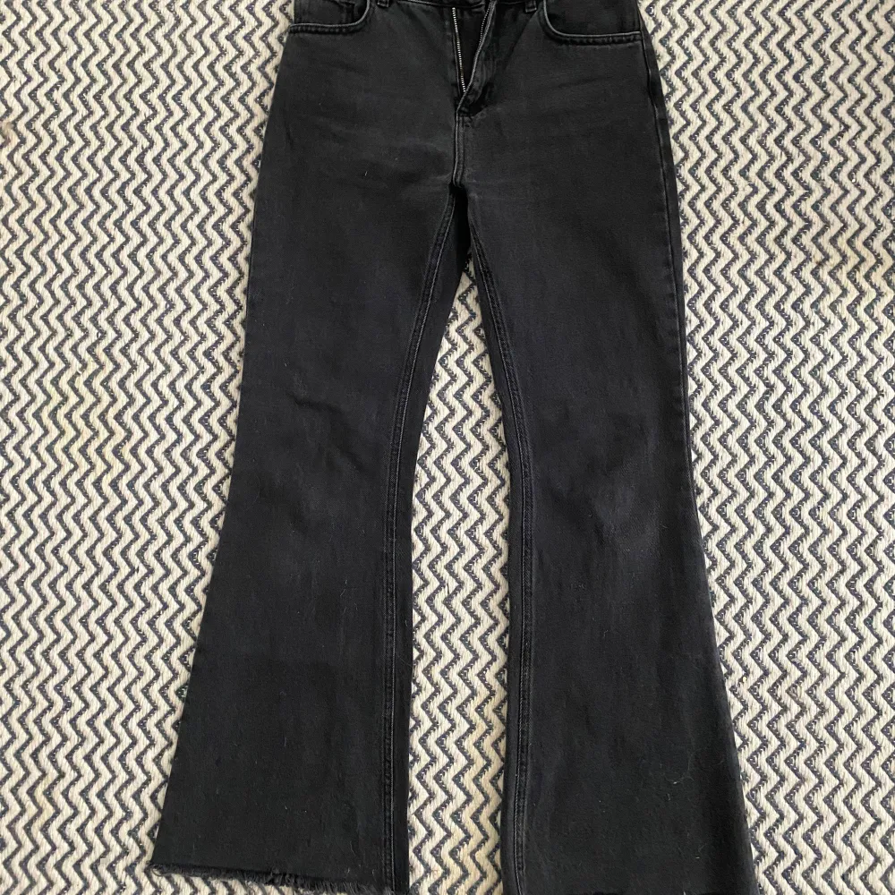 jättesnygga svarta bootcut jeans från reclaimed vintage i bra skick utan defekter, Innerbenslängden är 78cm och midjemåttet är 36🤍. Jeans & Byxor.