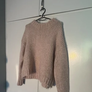 Stickad tröja - Superfin ljusrosa stickad tröja ifrån hm.💗 Storlek S. Köparen står för frakten.💗 (Kan sänka priset vid snabb affär) 