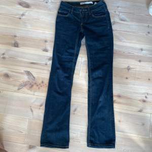 Så snygga jeans från only köpta secondhand som jag inte tror säljs längre. Säljer då dem tyvärr inte passar. stl 25/34, knappt använda i jätte fint skick utan defekter.