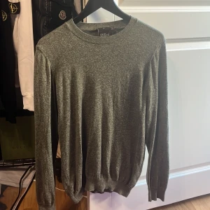 oscar jacobson sweatshirt  - Säljer nu denna snygga mörkgröna  oscar jacobson tröjan som är i storlek S slimfit, den köptes för ett halv år sedan för 1399kr i butik, den är i nyskick utan några defekter, hör av dig vid några funderingar 