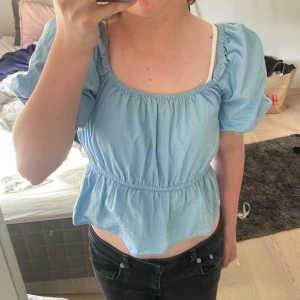 Blå blus - Super fin blus som ej kommit till användning. Används någon enstaka gång