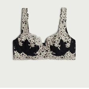 Marinblå intimissimi bh - Aldrig använd intimissimi bh i storlek 80C. Nypris 619kr Bh:n heter daniela