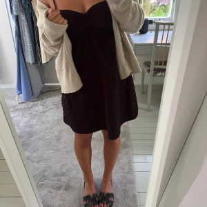 Svart klänning - Svart klänning som har varit väldigt populär! Den har en kedja vid sidan, och är i lite av ett ”rutigt” mönster, som verkligen är så fint! Kontakta vid intresse eller frågor🌺