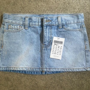 Lowwaist jeanskjol - Jeanskjol från brandy melville. Aldrig andväng. Säljer då de va lite för små för mig och hann inte retunera varan. Stl xs/s. Beställde för 400kr 