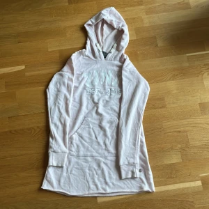 Längre hoodie - Fin längre hoodie. Strl 146/152. Märke: sharpman. Lite nopprig men inte mycket. Säljs för 20 kr. Köparen står för frakten!!