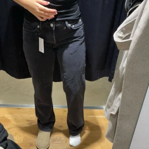 Svarta jeans  - Säljer dessa svarta straight leg jeansen då dom inte kommer till användning. Dom är i stl M vilket motsvarar stl 36-38