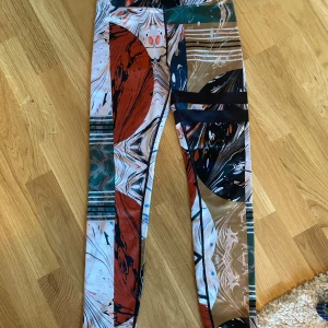 Stronger Vivid Tights Earth Stl XS - Sparsamt använda, som nya.