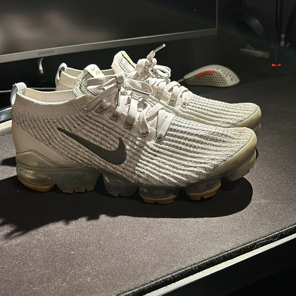 Säljer nu mina Nike Vapormax då dem blivit försmå dem är älta och köpta från Nikes hemsida: skick 7/10 och använda lite mer än 10x. Priset är ej hugget i sten så kom med förslag🙏🤝. Skor.