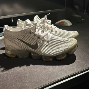 Nike Vapormax - Säljer nu mina Nike Vapormax då dem blivit försmå dem är äkta och köpta från Nikes hemsida: skick 8/10 och använda lite mer än 10x. Priset är ej hugget i sten så kom med förslag🙏🤝