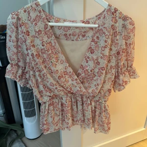 Blus Raglady - Supersöt blus som jag köpt på Raglady. Finns inte kvar att köpa längre. Perfekt nu på sommaren. Säljer då den inte kommer till användning längre