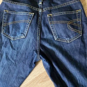 Straight jeans - Är lite kort på mig som är 170cm. Gratis frakt