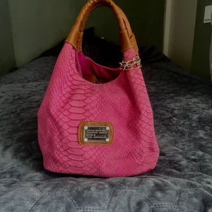 Handväska  - Super somrig rosa ormskinsmönstrad handväska!💗 skriv privat för fler bilder!