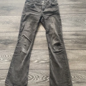 Low waist jeans - Low waist flair jeans från Gina Young säljer då dom är för små, jeansen är i storlek 158🌟