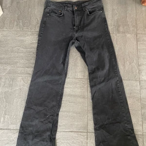 Bootcut jeans - Väldigt små i storleken men stretchiga, använda 1 gång