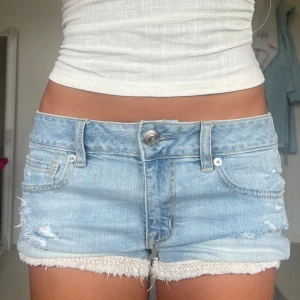 Jeansshorts - Midjemått: 38cm rakt över 💗