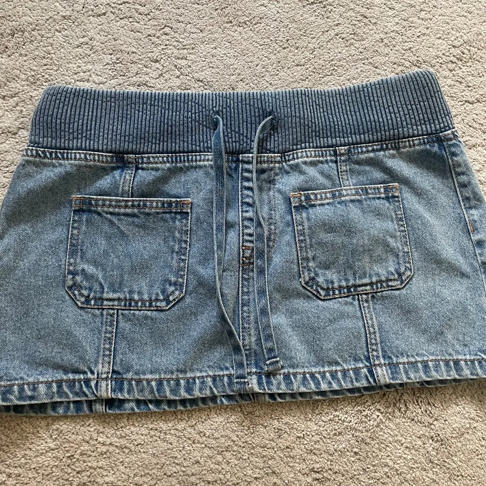 Säljer min denim mini kjol med resår i midjan. Köpt från pull&bear, inga defekter.. Kjolar.