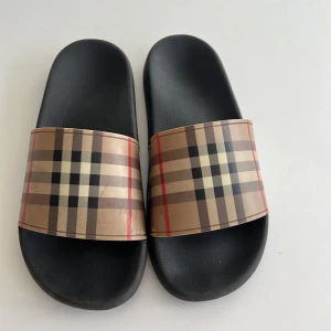 Burberry tofflor storlek 40 kommer med original box och dustbag - (Obs) passar även storlek 39